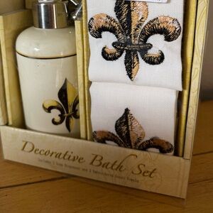 NWT Fleur De Lis Bath Set